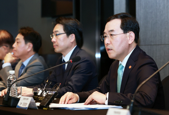 이창양 산업통상자원부 장관은 18일 서울 중구 남대문 코트야드 메리어트호텔에서 디스플레이 혁신전략 원탁회의를 주재했다. <산업부>